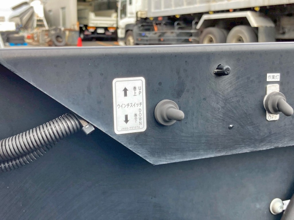 ウインチの操作スイッチです。|三菱 キャンター 2PG-FEB80(2WD)の写真12
