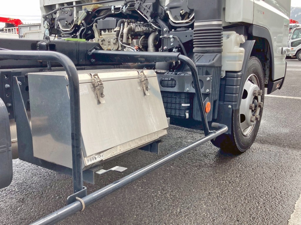 運転席側にステンレス製の工具箱が付いています。|三菱 キャンター 2PG-FEB80(2WD)の写真16