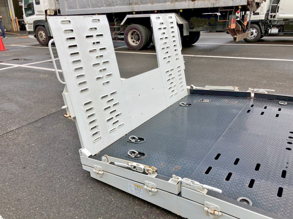 歩み卸し時のロックの格納状態です。|三菱 キャンター 2PG-FEB80(2WD)の写真18