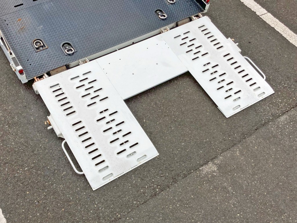 歩みは手動式です。|三菱 キャンター 2PG-FEB80(2WD)の写真19