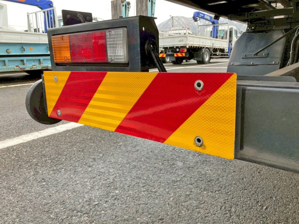 助手席側反射板留め具が2ヶ所欠品しています。|三菱 キャンター 2PG-FEB80(2WD)の写真22