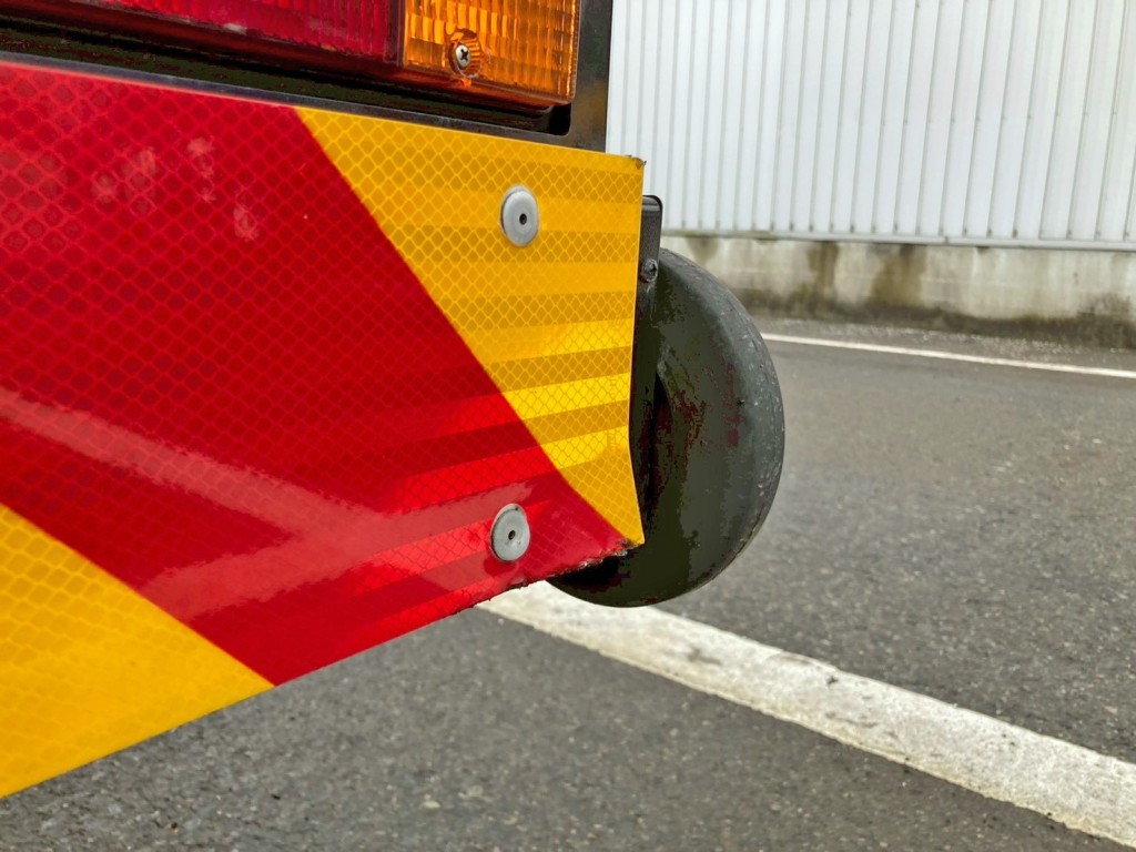 運転席側反射板角に少々曲がりがあります。|三菱 キャンター 2PG-FEB80(2WD)の写真23