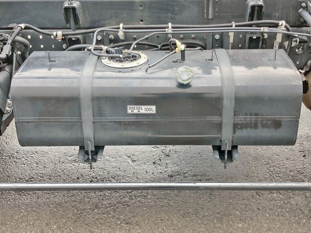 燃料タンクは100Lです。|三菱 キャンター 2PG-FEB80(2WD)の写真25