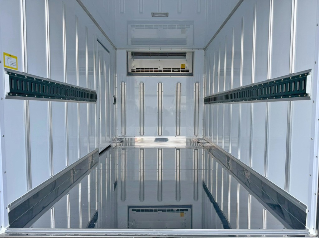 床はステンレス製です。|日野 デュトロ 2KG-XZC605M(2WD)の写真13