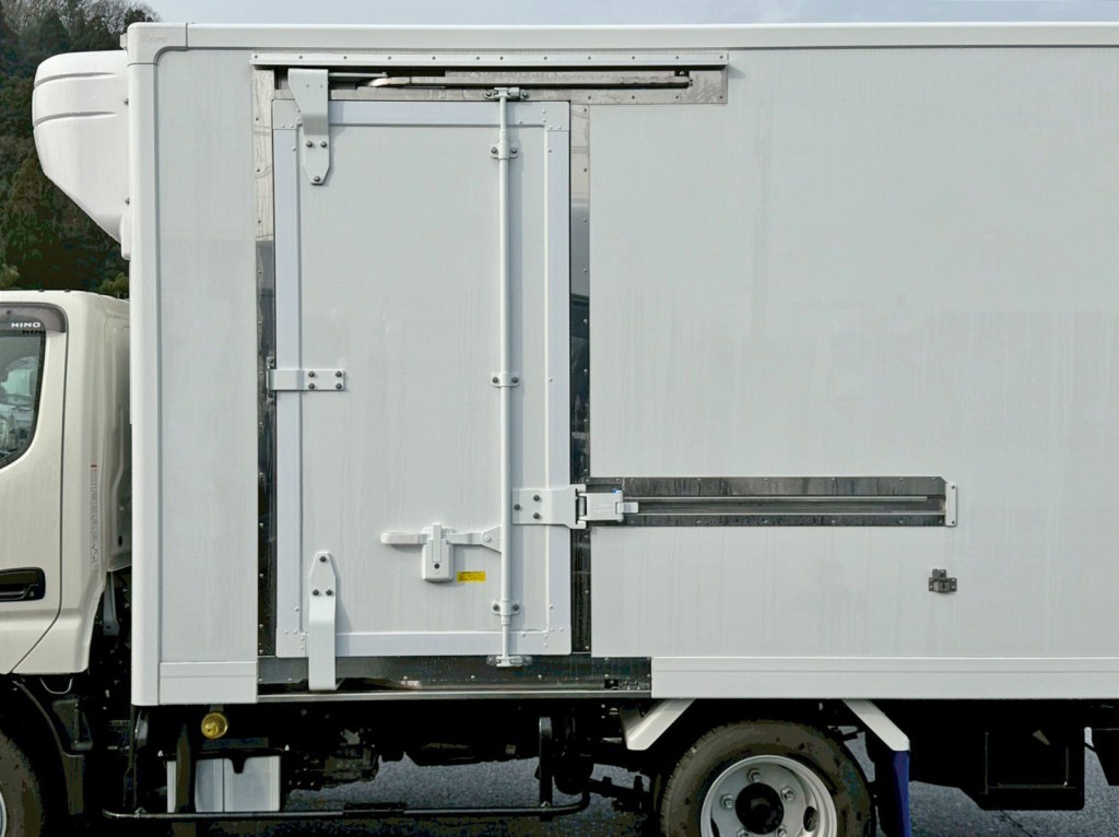 ボディー助手席側前方に、スライド式のサイドドアが付いています。|日野 デュトロ 2KG-XZC605M(2WD)の写真16