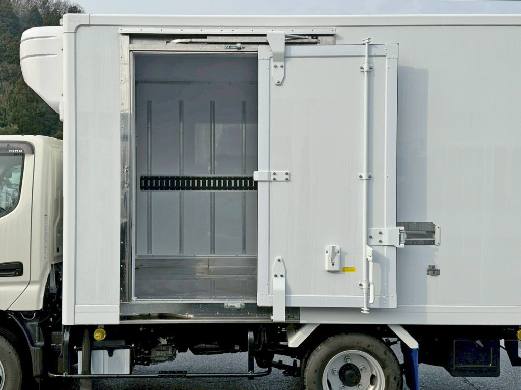 サイドドアを開いた状態です。（門口周りはステンレス製です）|日野 デュトロ 2KG-XZC605M(2WD)の写真17