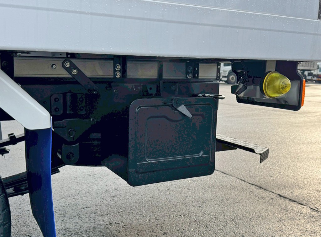 助手席側後方に工具箱が付いています。|日野 デュトロ 2KG-XZC605M(2WD)の写真18