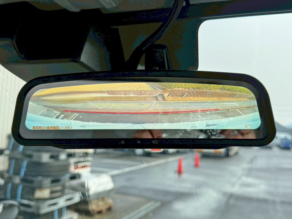 ルームミラーはバックモニターに切り替わります。|日野 デュトロ 2KG-XZC605M(2WD)の写真22