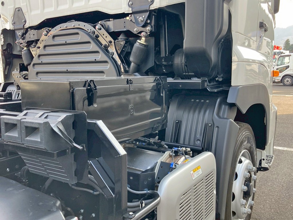 運転席側に工具箱が付いています。|日野 プロフィア 2DG-FS1AJEの写真19