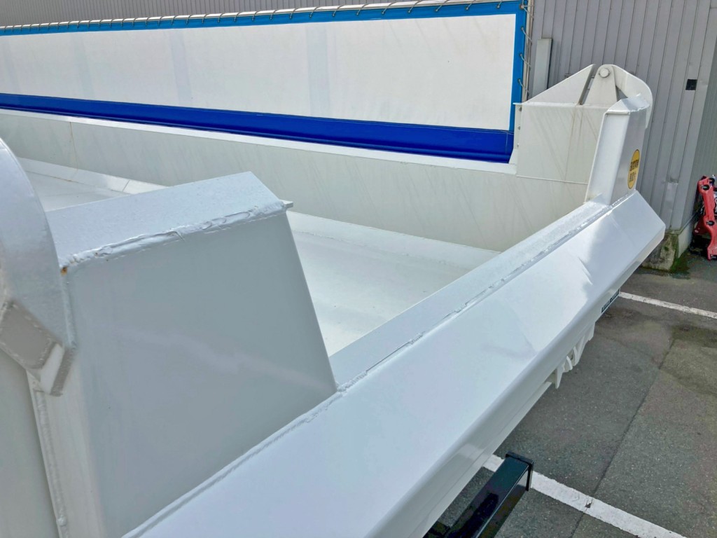 リヤゲート上部はアングル加工されています。|日野 プロフィア 2DG-FS1AJEの写真21