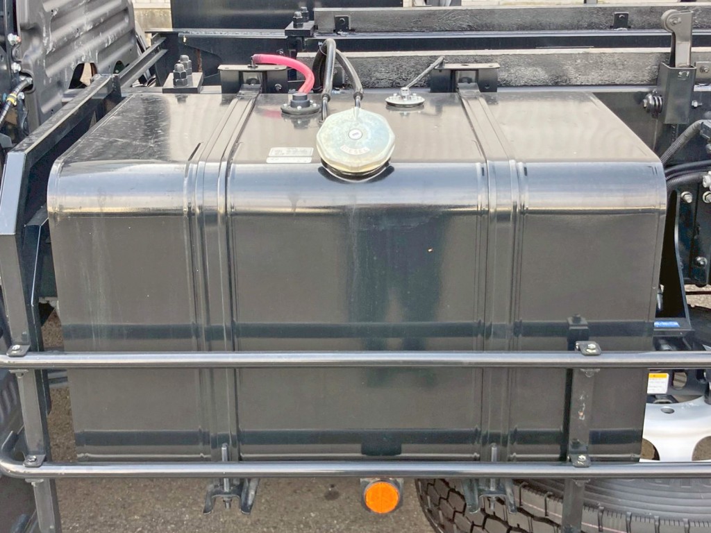 燃料タンクは300Lです。|日野 プロフィア 2DG-FS1AJEの写真24