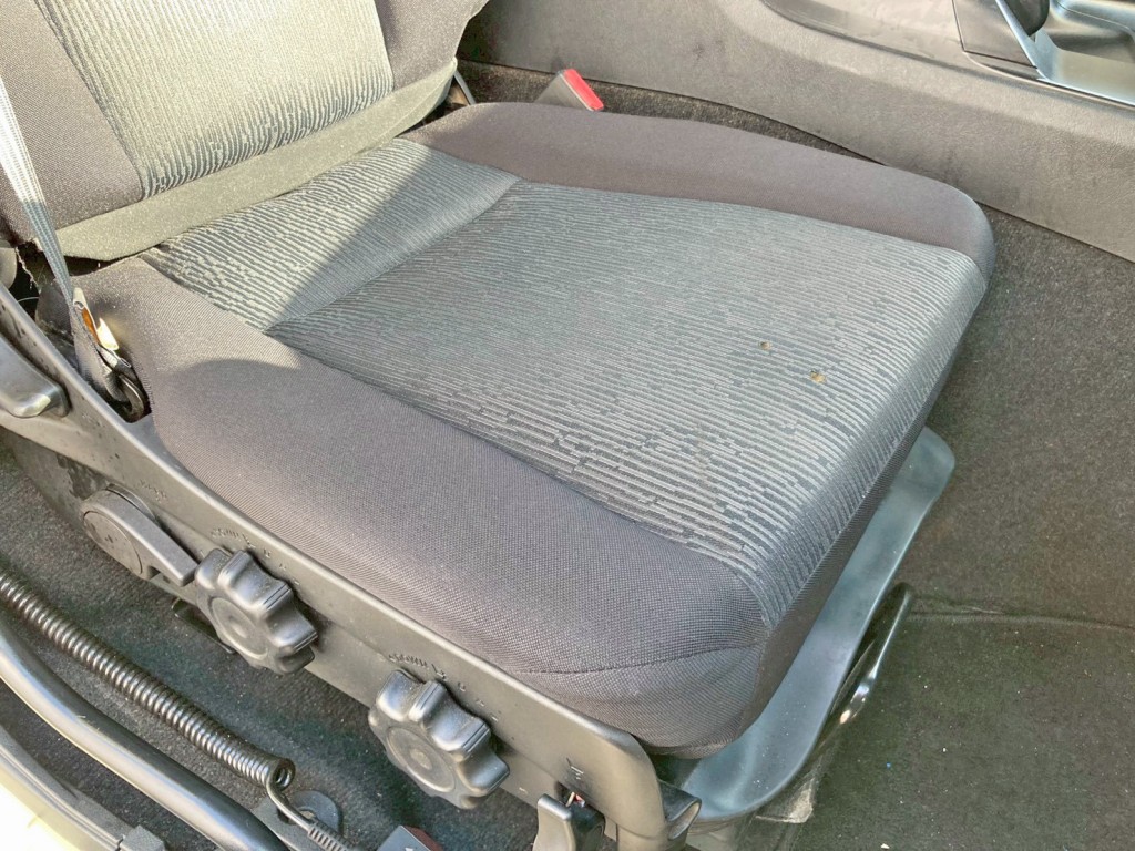 運転席座面にヘタリ・穴あきがあります。|三菱 スーパーグレート 2RG-FP74HERの写真9