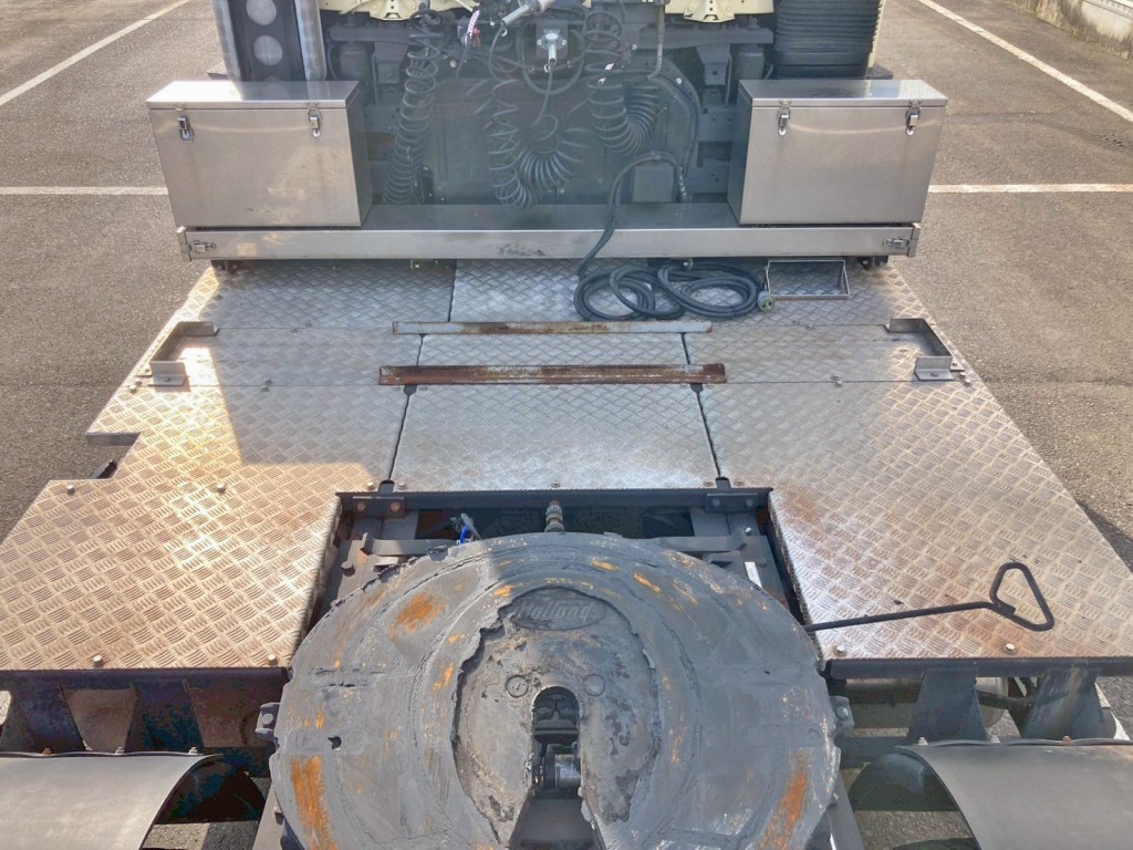 踊り場は縞板アルミです。|三菱 スーパーグレート 2RG-FP74HERの写真11