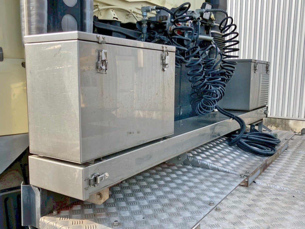 踊り場前方左右にステンレス製の工具箱、下部に物入れが付いています。(助手席側)|三菱 スーパーグレート 2RG-FP74HERの写真12