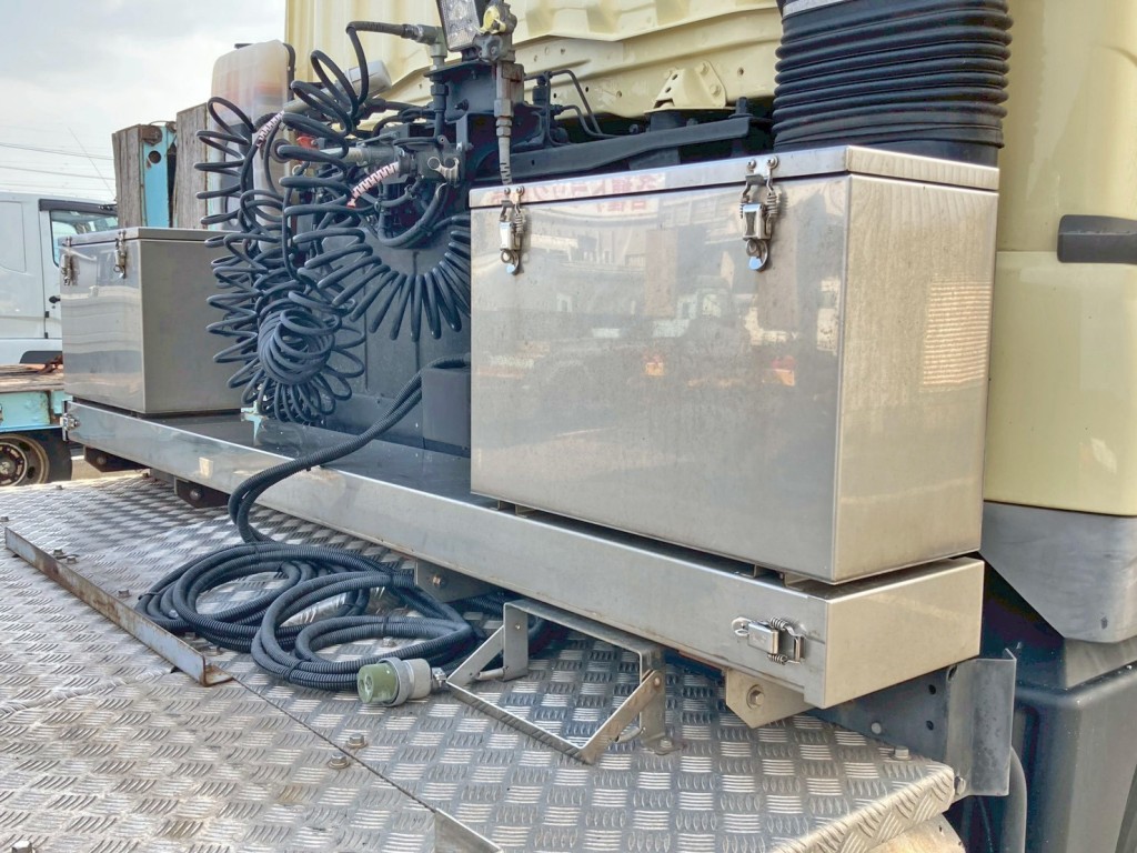 踊り場前方左右にステンレス製の工具箱、下部に物入れが付いています。(運転席側)|三菱 スーパーグレート 2RG-FP74HERの写真13