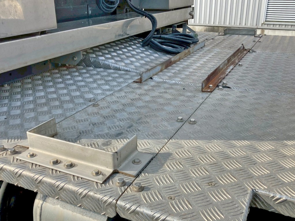 踊り場前方にステーが設置されています。(助手席側)|三菱 スーパーグレート 2RG-FP74HERの写真14