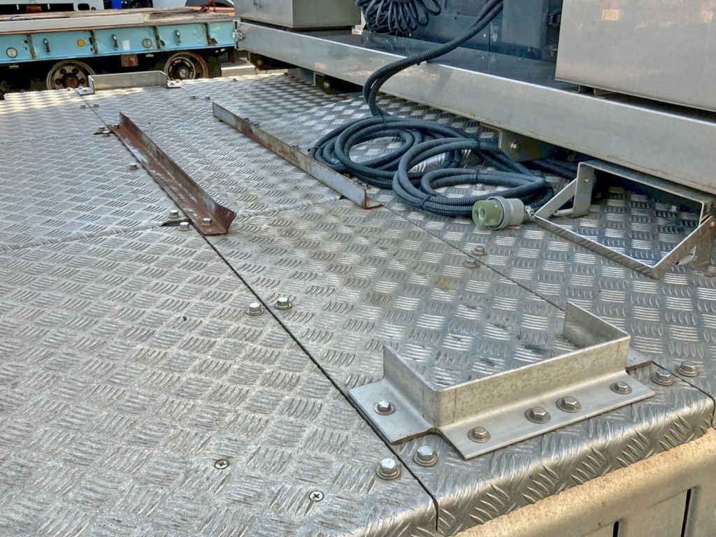 踊り場前方にステーが設置されています。(運転席側)|三菱 スーパーグレート 2RG-FP74HERの写真15