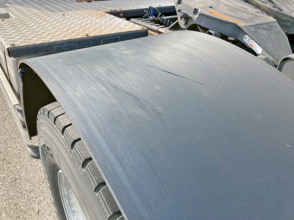 助手席側リヤフェンダー上部に引きキズがあります。|三菱 スーパーグレート 2RG-FP74HERの写真26