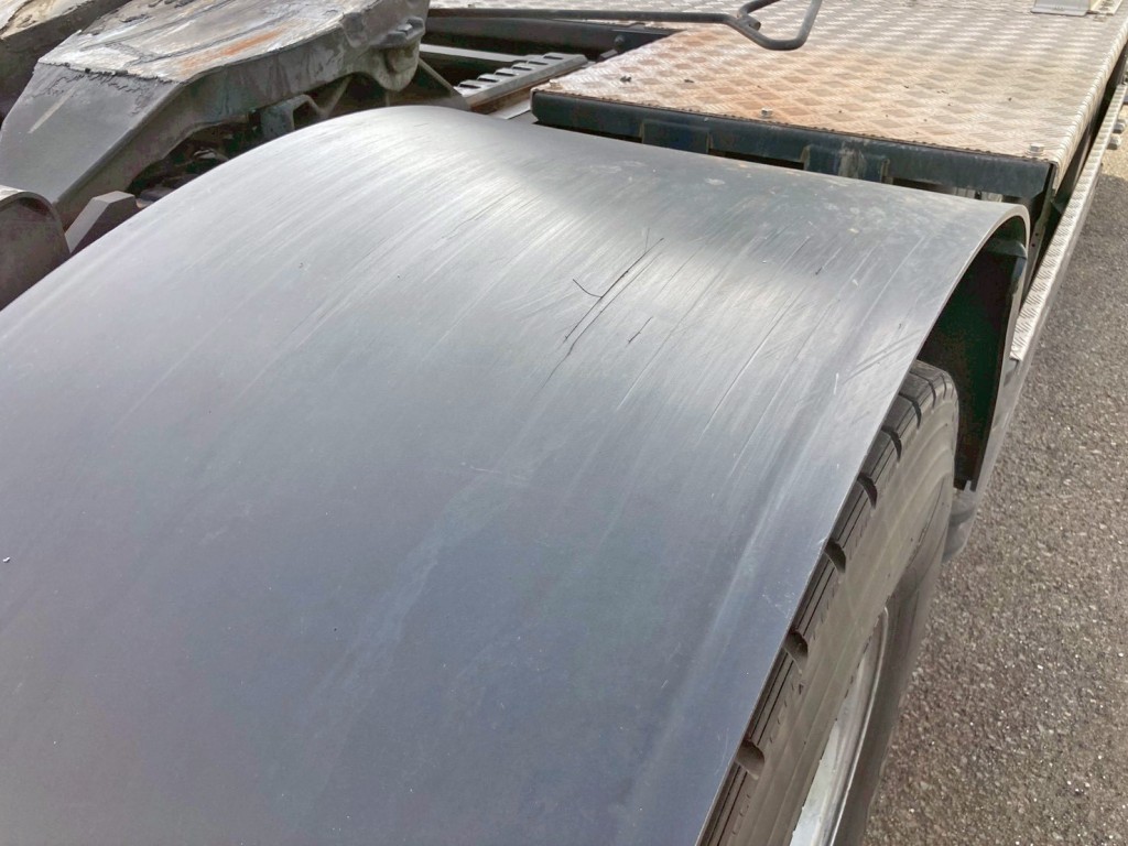 運転席側リヤフェンダー上部に引きキズがあります。|三菱 スーパーグレート 2RG-FP74HERの写真27