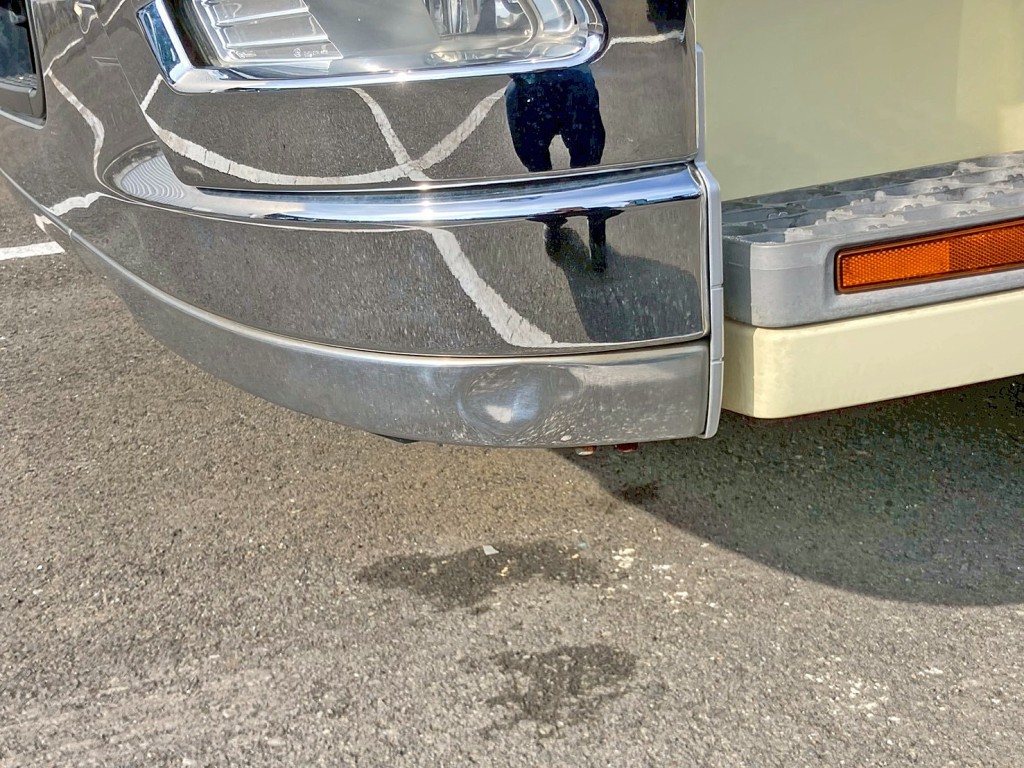 フロントバンパー助手席側にヘコミがあります。|三菱 スーパーグレート 2RG-FP74HERの写真29