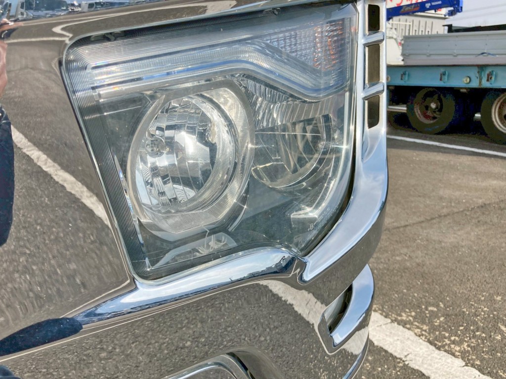 助手席側ヘッドライトにキズ・ヘコミがあります。|三菱 スーパーグレート 2RG-FP74HERの写真30