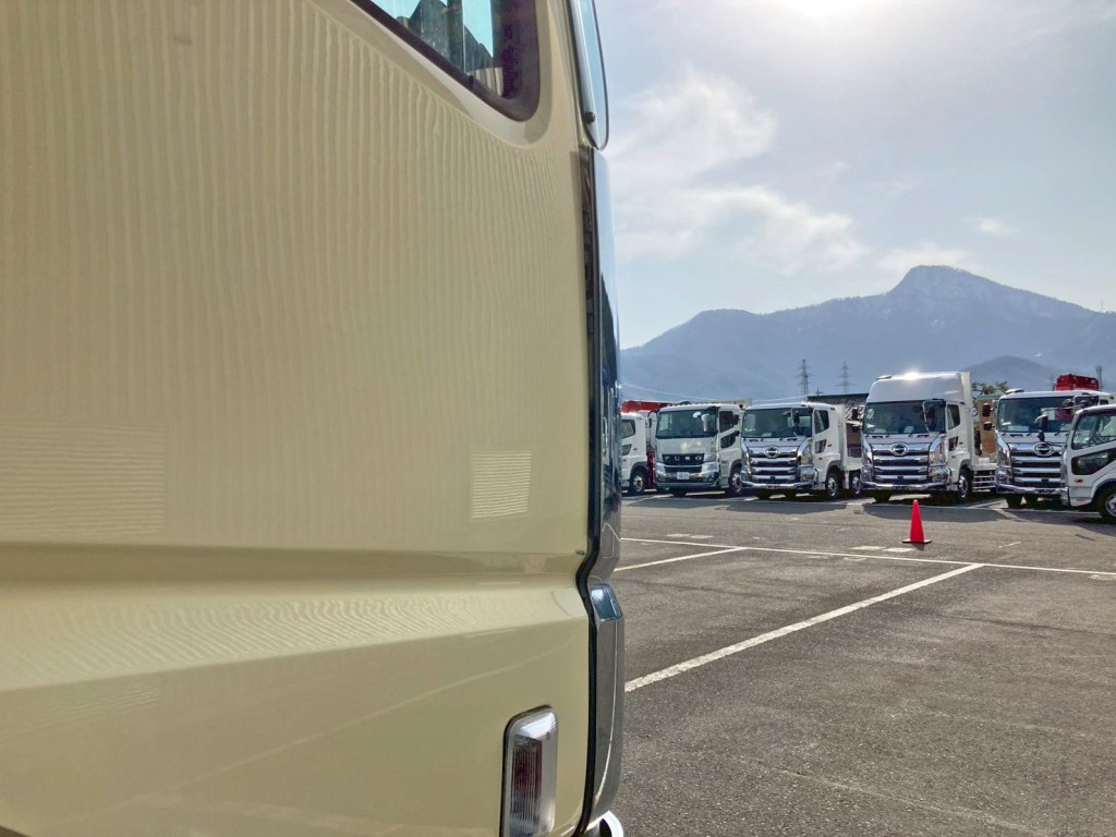 運転席側コーナーパネル取付部に割れ・浮きがあります。|三菱 スーパーグレート 2RG-FP74HERの写真32