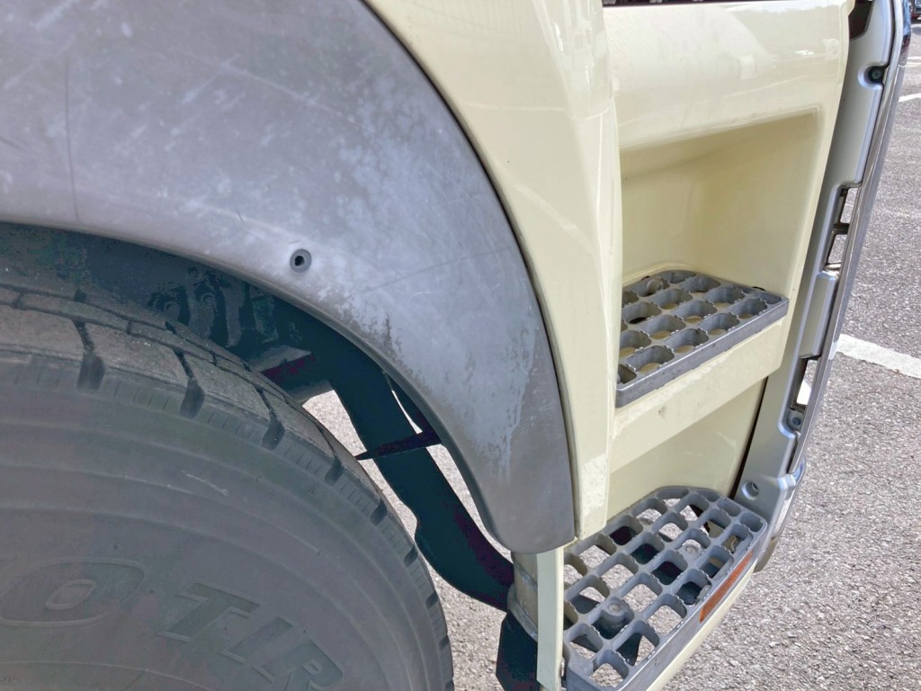 運転席側フロントフェンダーに穴あき箇所があります。|三菱 スーパーグレート 2RG-FP74HERの写真34