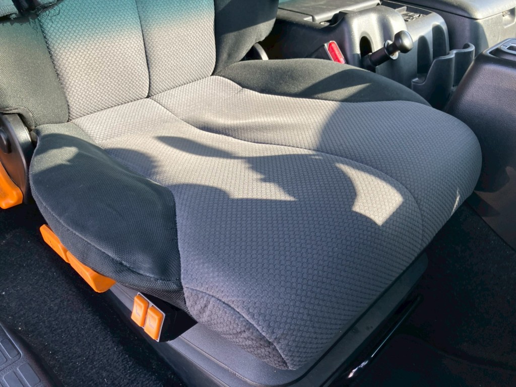 運転席シートにヘタリがあります。|日野 プロフィア QPG-SH1EDDGの写真9