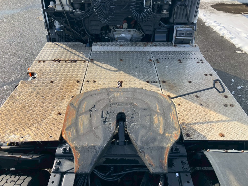 踊り場は縞板アルミです。|日野 プロフィア QPG-SH1EDDGの写真10