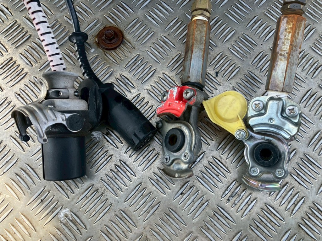 接続コネクター類です。|日野 プロフィア QPG-SH1EDDGの写真12