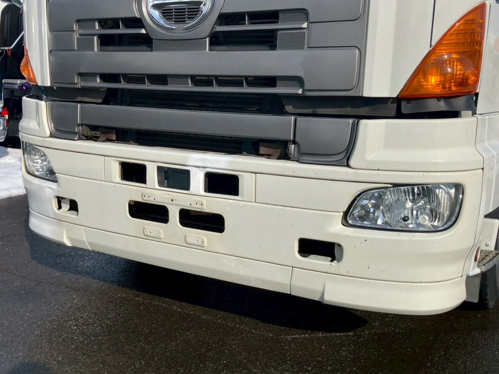 フロントバンパーにキズ・サビ・塗装跡があります。|日野 プロフィア QPG-SH1EDDGの写真15