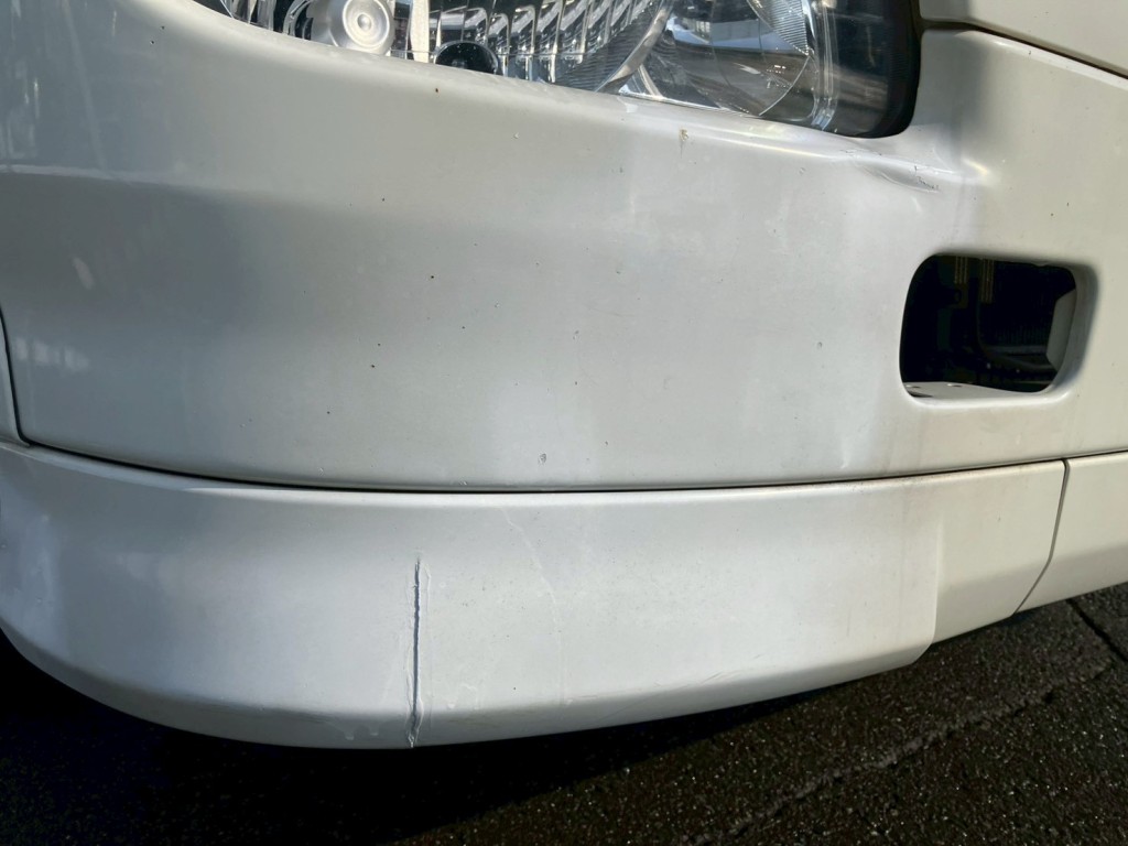 フロントバンパーにキズ・サビ・ヘコミ・塗装跡があります。|日野 プロフィア QPG-SH1EDDGの写真16