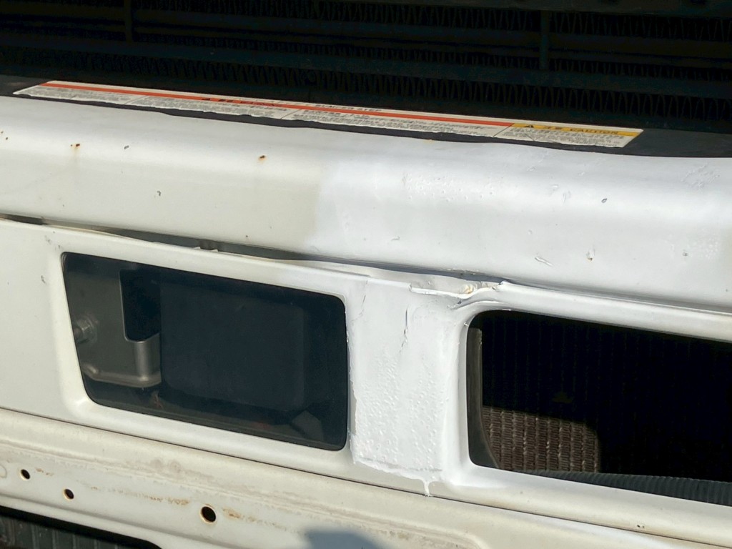 フロントバンパーにキズ・サビ・割れ・ヘコミ・塗装跡があります。|日野 プロフィア QPG-SH1EDDGの写真17