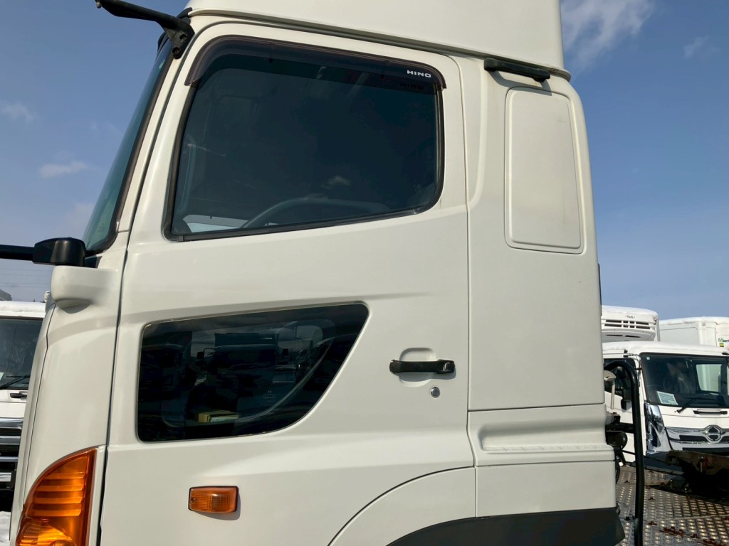 助手席側ドア・クォーターパネルに塗装跡があります。（反対側も同様です）|日野 プロフィア QPG-SH1EDDGの写真20