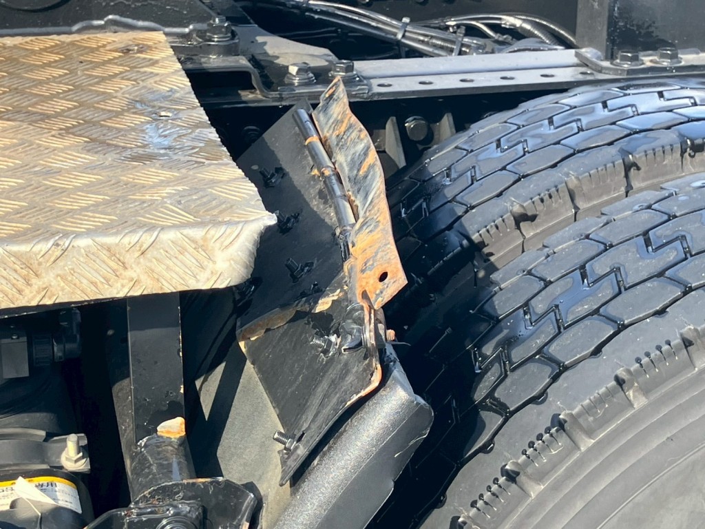 助手席側リアフェンダーステーにサビ・曲がりがあります。|日野 プロフィア QPG-SH1EDDGの写真22