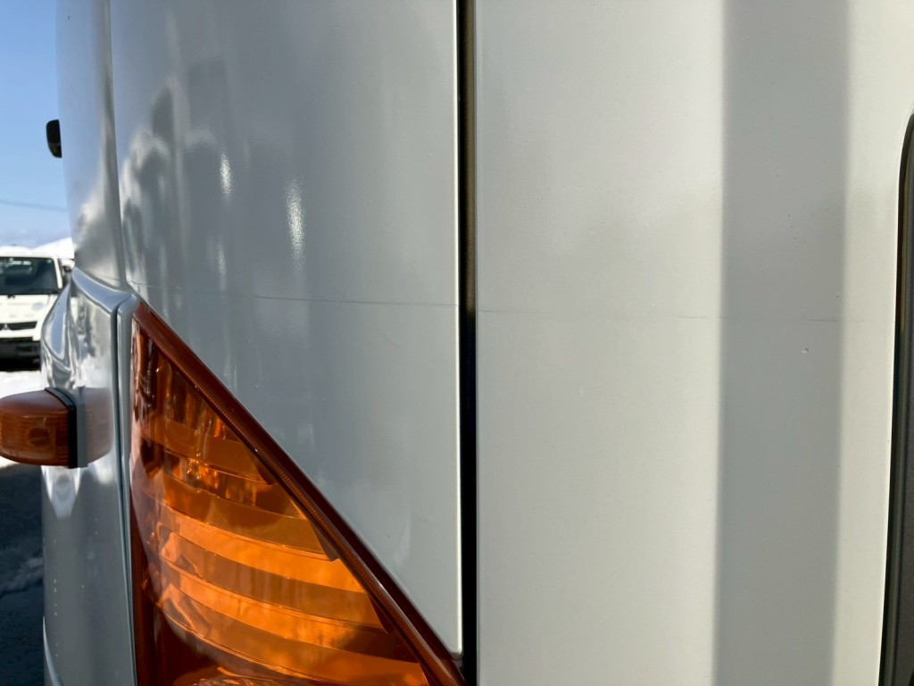 運転席側フロントパネル・コーナーパネルにライン跡があります。|日野 プロフィア QPG-SH1EDDGの写真24