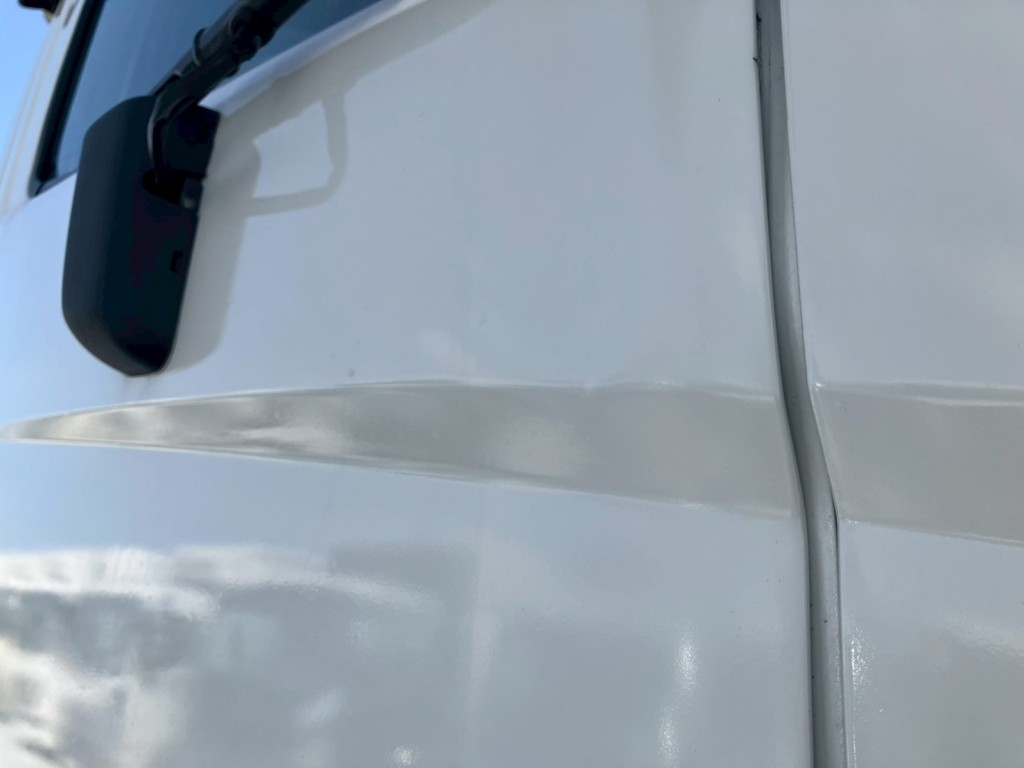 運転席側ドアにキズ・ヘコミがあります。|日野 プロフィア QPG-SH1EDDGの写真25