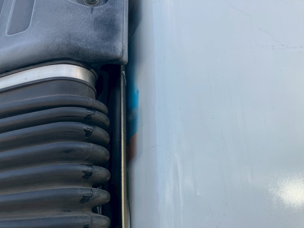 運転席側クォーターパネルに未塗装の箇所があります。|日野 プロフィア QPG-SH1EDDGの写真26