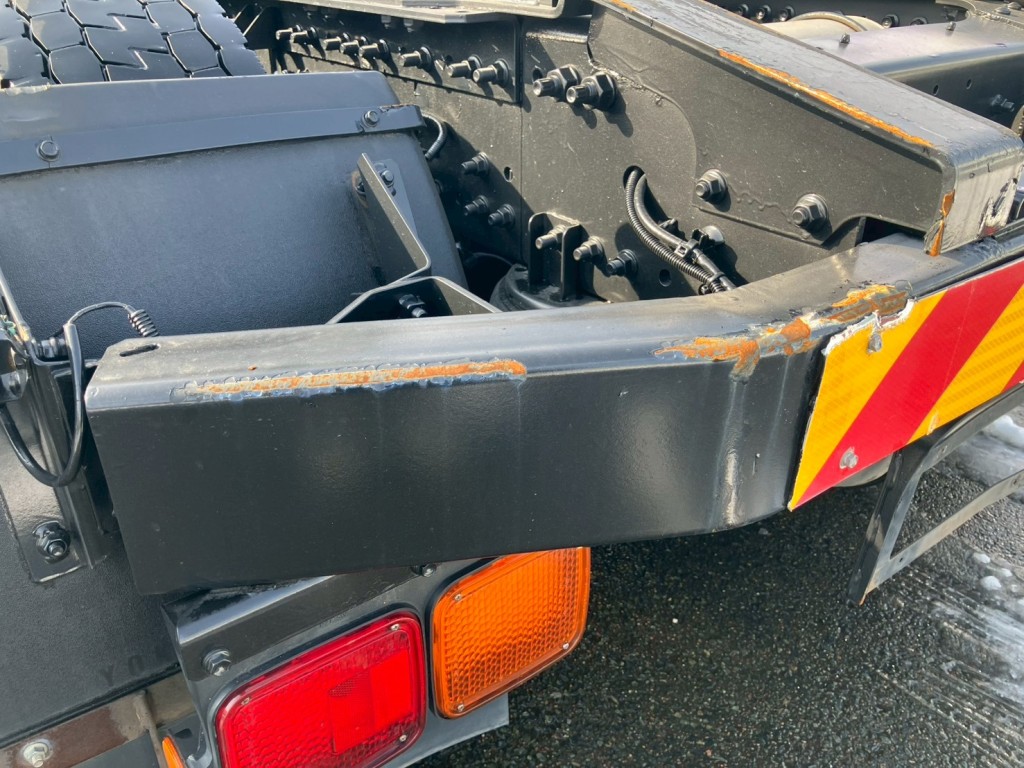 リアバンパーにキズ・サビがあります。|日野 プロフィア QPG-SH1EDDGの写真28