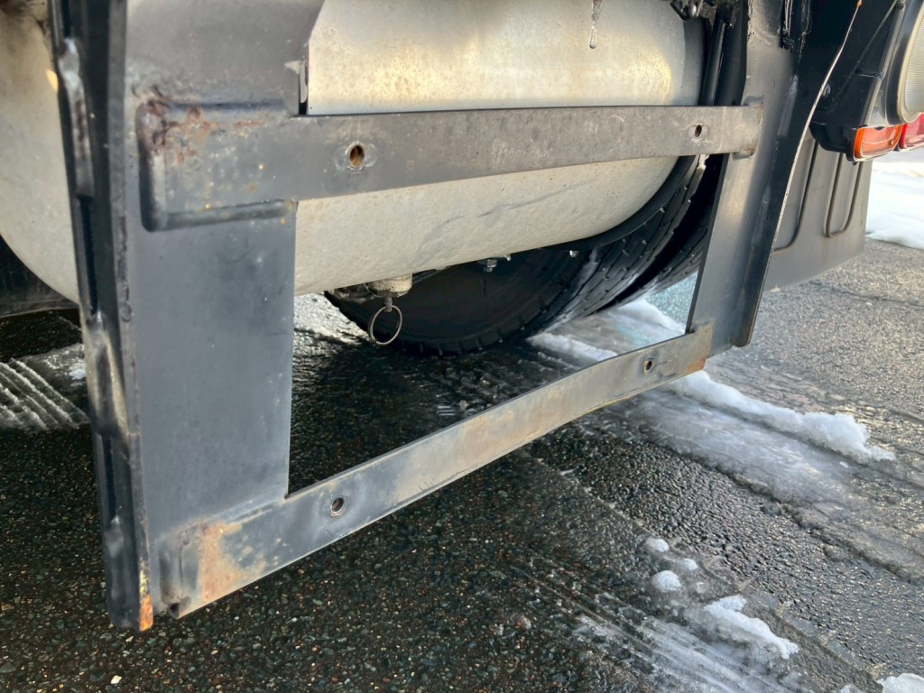 ナンバーステーにキズ・サビ・ヘコミがあります。|日野 プロフィア QPG-SH1EDDGの写真29