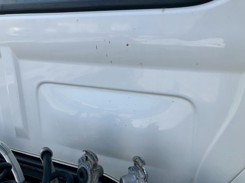 キャブバックパネルにキズ・サビがあります。|日野 プロフィア QPG-SH1EDDGの写真30