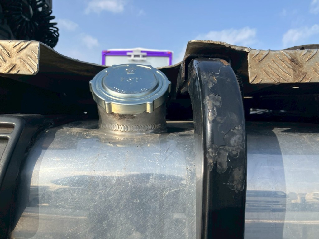 燃料タンク側面にヘコミがあります。|日野 プロフィア QPG-SH1EDDGの写真33