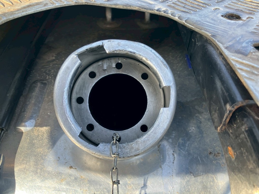 燃料タンクの給油口に曲がり・割れがあります。|日野 プロフィア QPG-SH1EDDGの写真34