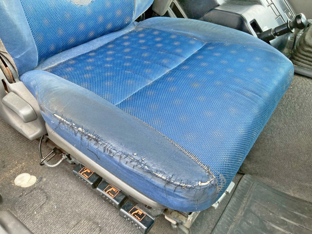 運転席座面にヘタリ・破れがあります。|いすゞ ギガ QKG-CYH77Aの写真8