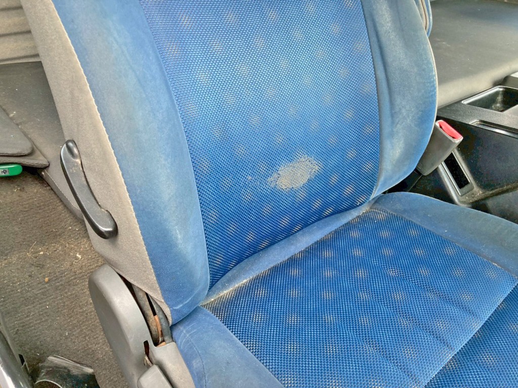 運転席背もたれにスレがあります。|いすゞ ギガ QKG-CYH77Aの写真9