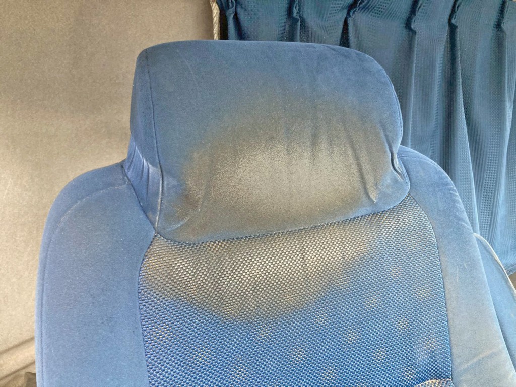 運転席背もたれにヘコミがあります。|いすゞ ギガ QKG-CYH77Aの写真10