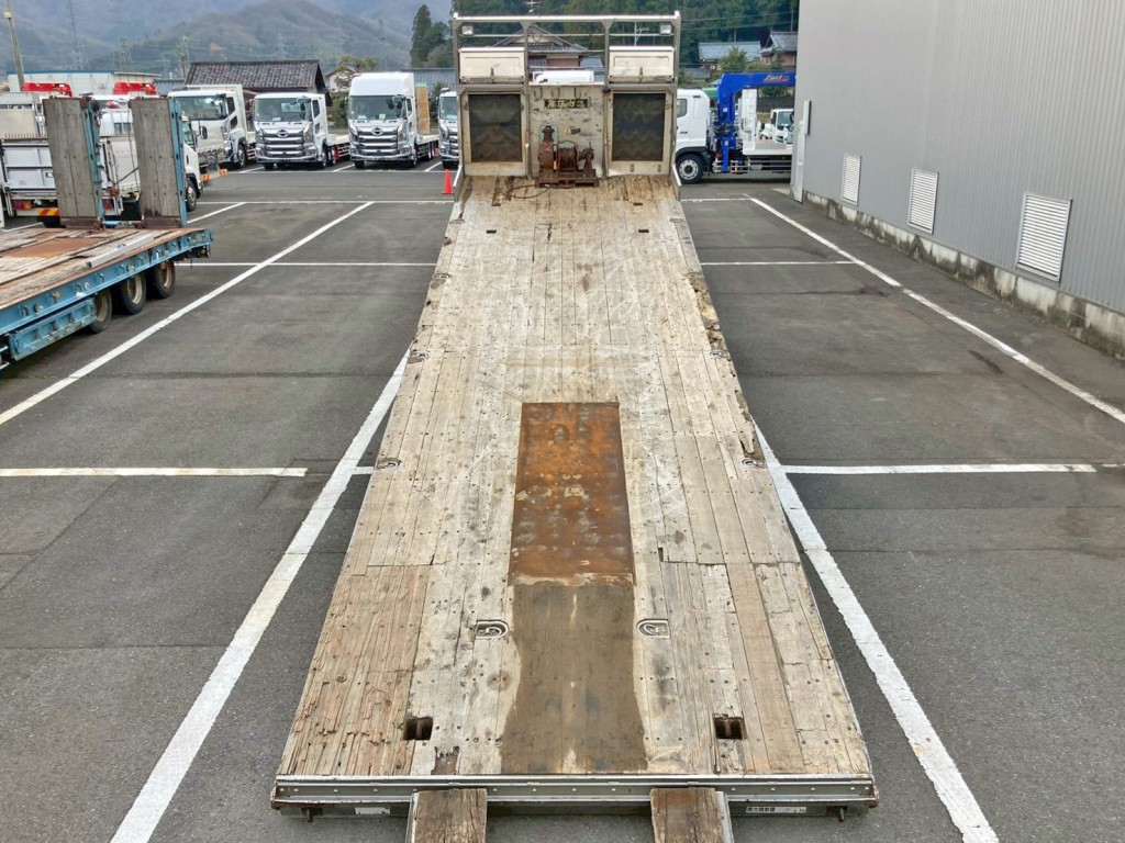 床は板張りです。|いすゞ ギガ QKG-CYH77Aの写真11