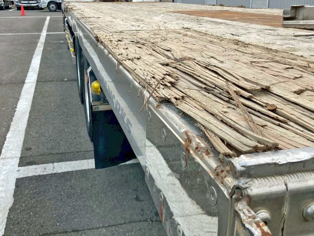 床板助手席側後方端のステーが欠損しています。|いすゞ ギガ QKG-CYH77Aの写真12