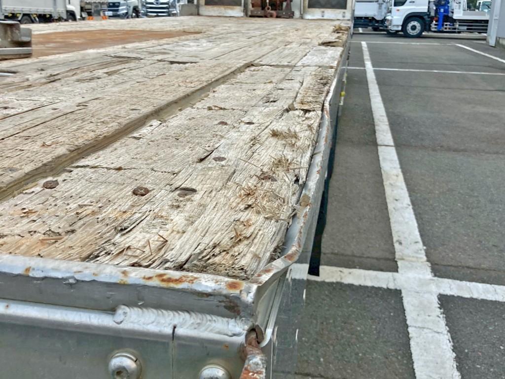 床板運転席側後方端のステーに曲がりがあります。|いすゞ ギガ QKG-CYH77Aの写真13