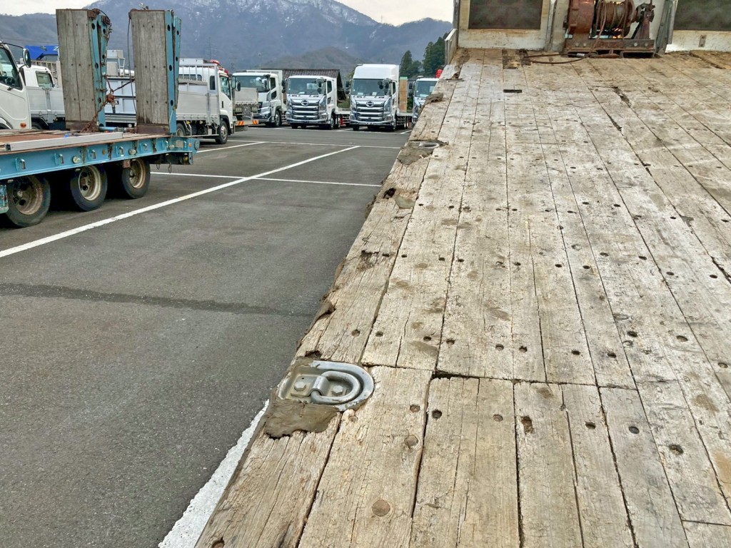 床板助手席側中央部に割れ・コーキング補修箇所があります。|いすゞ ギガ QKG-CYH77Aの写真14